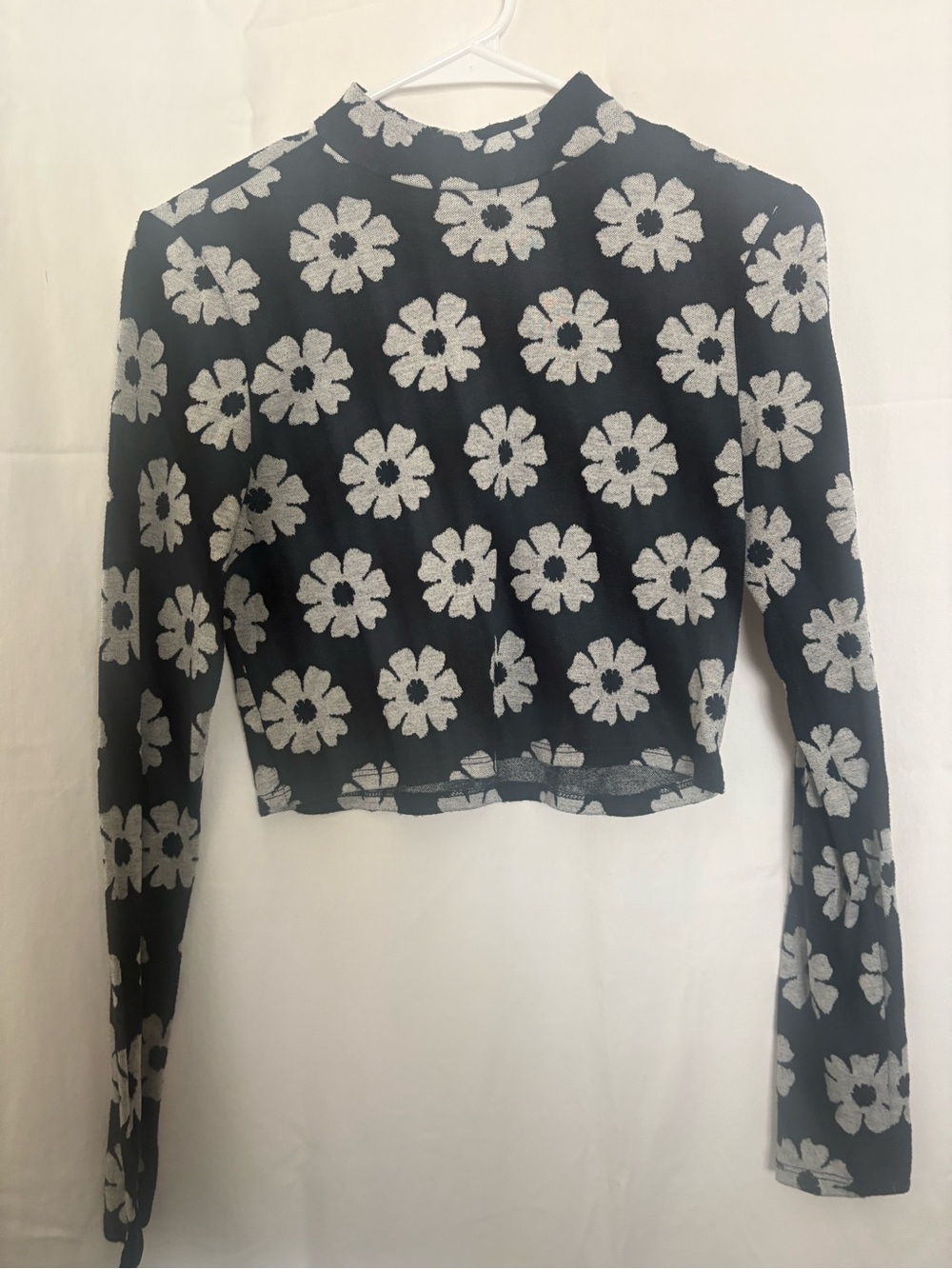 Billabong Black Long-Sleeve Cropped Top with White Daisy Pattern